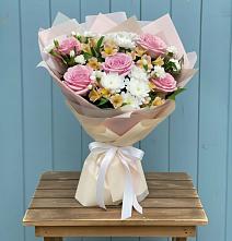 Букет цветов из:  Гвоздики, Орхидеи и Розы в Смоляниново