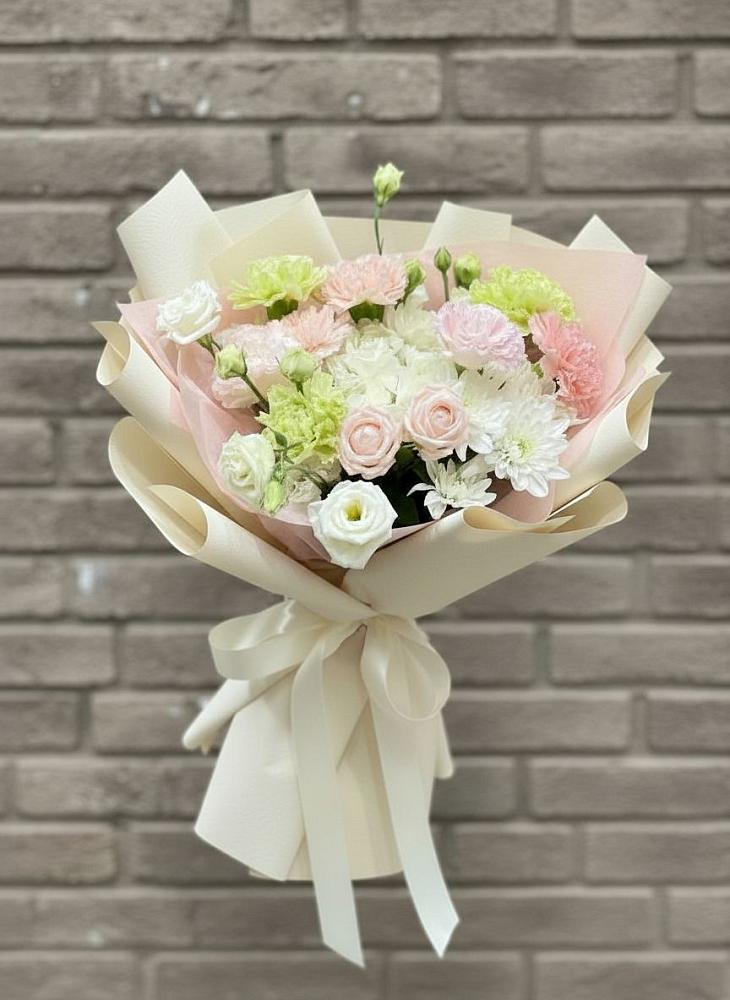 Букет цветов из: Гвоздики, Розы, Лизиантусы и Хризантемы в Смоляниново